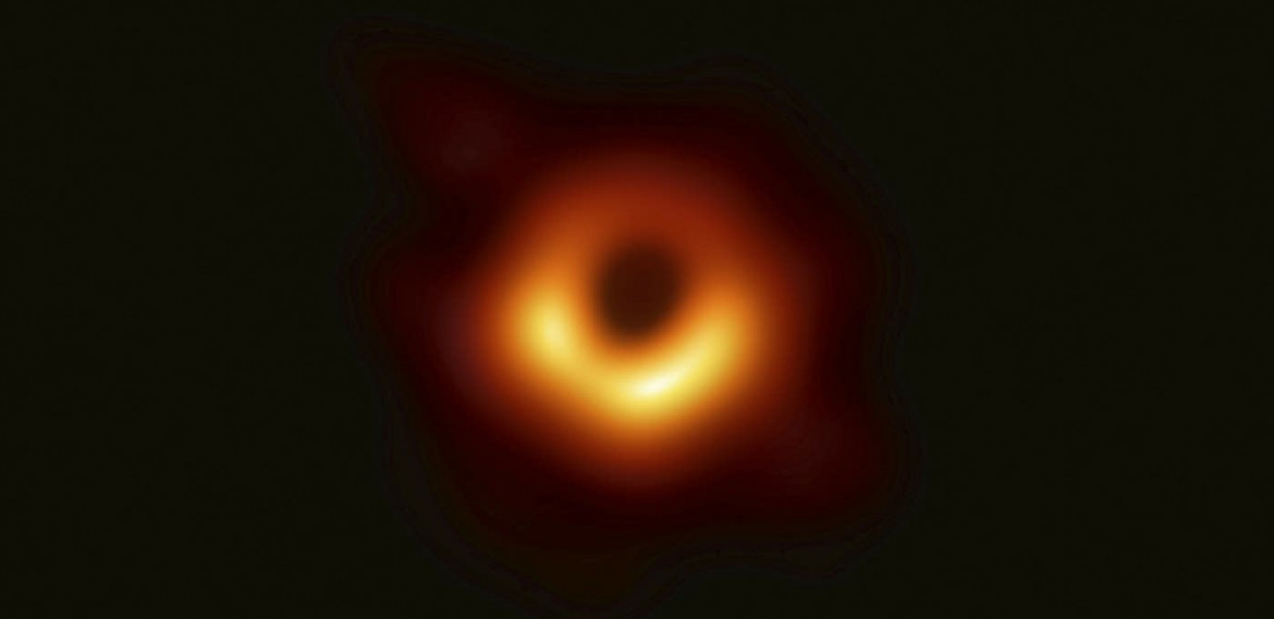 Event Horizon Telescope (EHT) tarafından çekilen Samanyolu galaksisinin merkezindeki kara deliğin ilk resmi. Bu resim 24 Mart 2021'de çekildi.